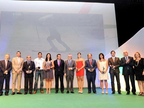José Manuel Ruiz junto al resto de galardonados y autoridades. (Foto: www.juntadeandalucia.es)