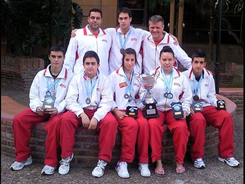 La expedición española con las medallas y trofeos conseguidos en Argentina.