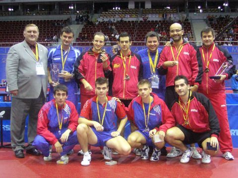 El equipo español junto al equipo serbio y el Vicepresidente de la ETTU Aleksandar Matkovic, tras recibir la medalla de campeón de la categoría.