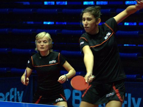 Ekaterina Kulagina y Marina Rodríguez del CTT Mediterráneo Valencia durante un partido de dobles.