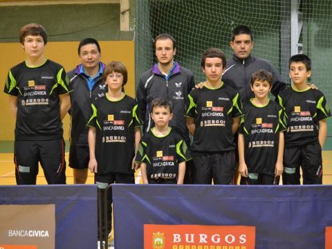 El equipo del CajaSur Priego posa con la cantera del Caja de Burgos Banca Cívica.