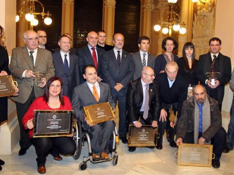 Ramón Ortega e Inmaculada Gato junto al resto de premiados y autoridades. (Fotos Fuente: HENAR SASTRE en www.elnortedecastilla.es)