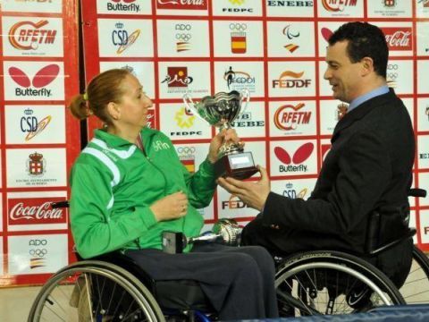 José Alberto Álvarez, Presidente de la Federación Española de Deportes de Personas con<br>Discapacidad Física entrega la copa a Silvia González.
