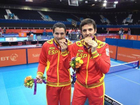 José Manuel Ruiz posando con su compañero Cardona con la medalla conseguida en Londres.