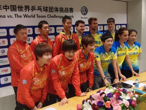 Equipos de China y World Team en la presentación del evento. (Foto: ITTF)