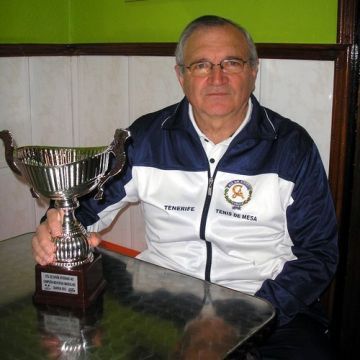 Martín Miguel Hernández con el trofeo de Campeón de España