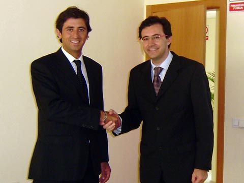 Iván Domínguez y Miguel Ángel Machado tras la firma del acuerdo.
