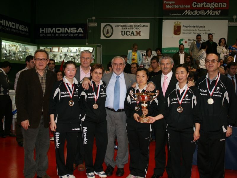 Adriana Zamfir junto al Presidente de la UCAM y el resto del equipo cuando se consiguió el primer titulo europeo.