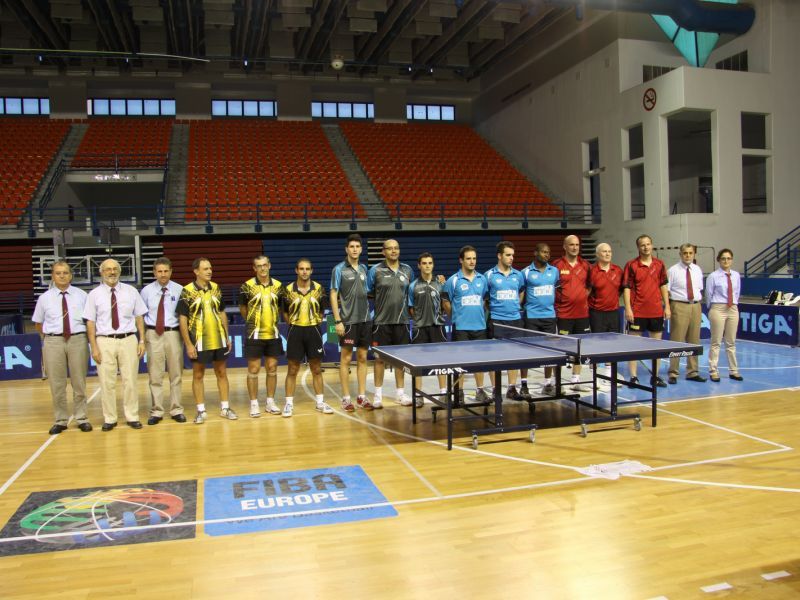 El Sanse junto al resto de equipos con los que ha competido en Chipre.