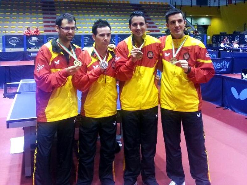 Los 4 medallistas posan con las medllas conseguidas.