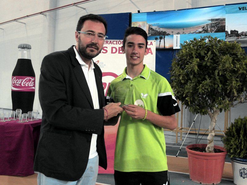 Carlos Caballero del Club Linares recibió un reconocimiento a su deportividad en este campeonato.