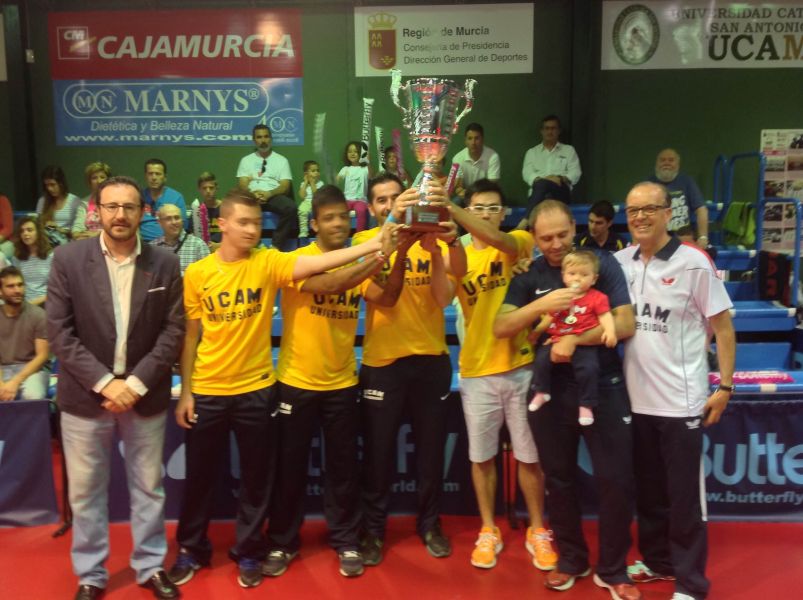 El UCAM Cartagena con la copa de Campeones de Liga.