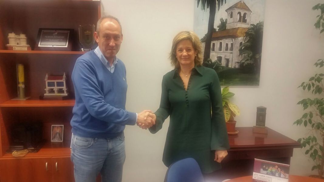 Marta Pajares, presidenta de la AEJVTM, con José Antonio Soriano, Concejal de Deportes del Ayto. de Tomares.