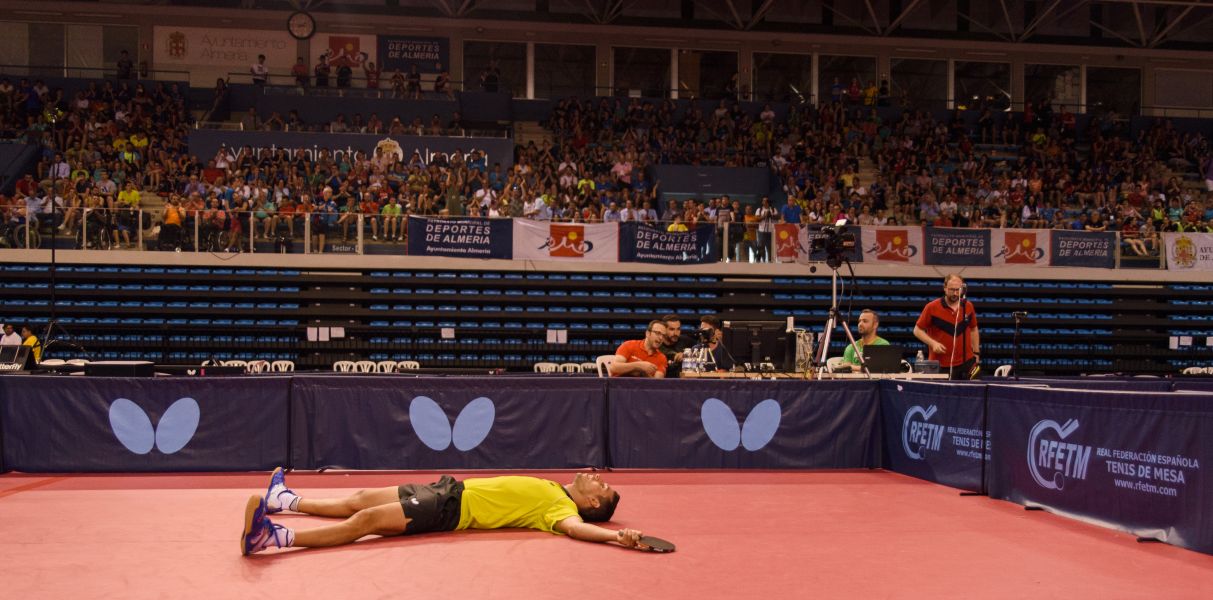 Álvaro Robles cae al suelo tras ser Campeón de España de Tenis de Mesa