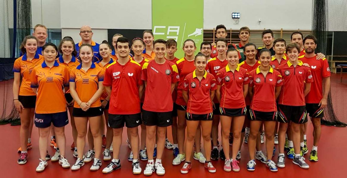 Foto de familia de la selección española junto a la selección holandesa de tenis de mesa