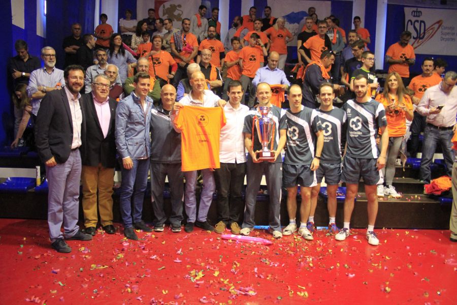 Cajasur Priego TM recibe el trofeo de campeón de la Superdivisión Masculina de Tenis de Mesa