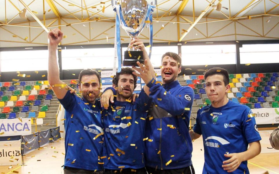 El Visit Pontevedra con la copa de campeones de División de Honor celebrando el ascenso. (Foto: Visit Pontevedra)