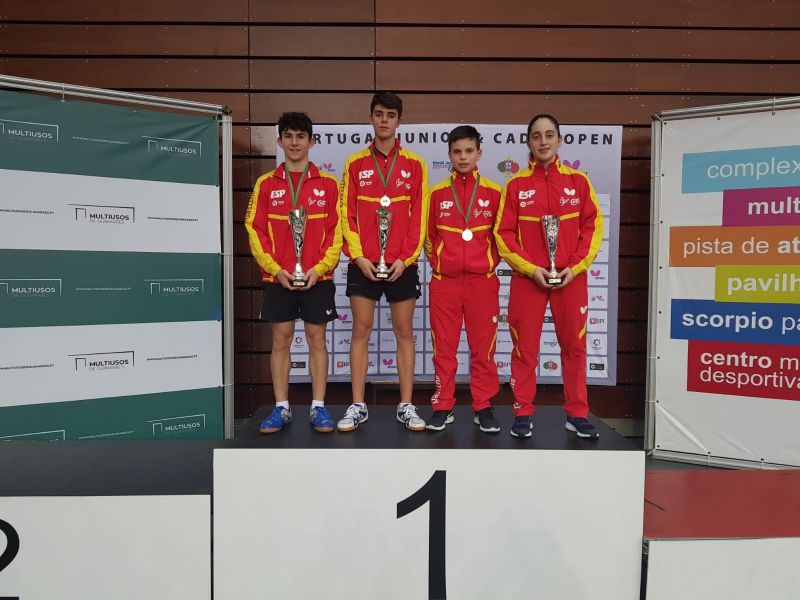 Francisco Miguel Ruiz, Miguel Nuñez y Elvira Fiona Rad, premiados en el ITTF Portugal Junior & Cadet Open 2018, acompañados de Daniel Berzosa.
