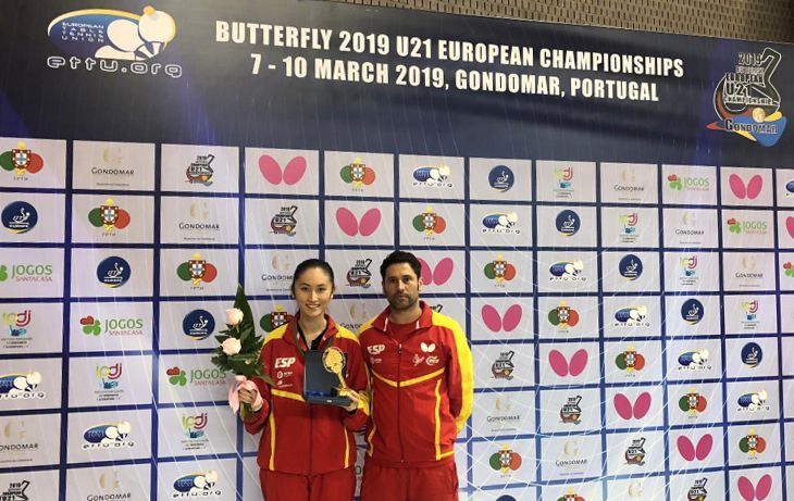Sofía Xuan Zhang y Daniel Torres, técnico de la Selección Española, con la medalla en el Campeonato de Europa Sub21