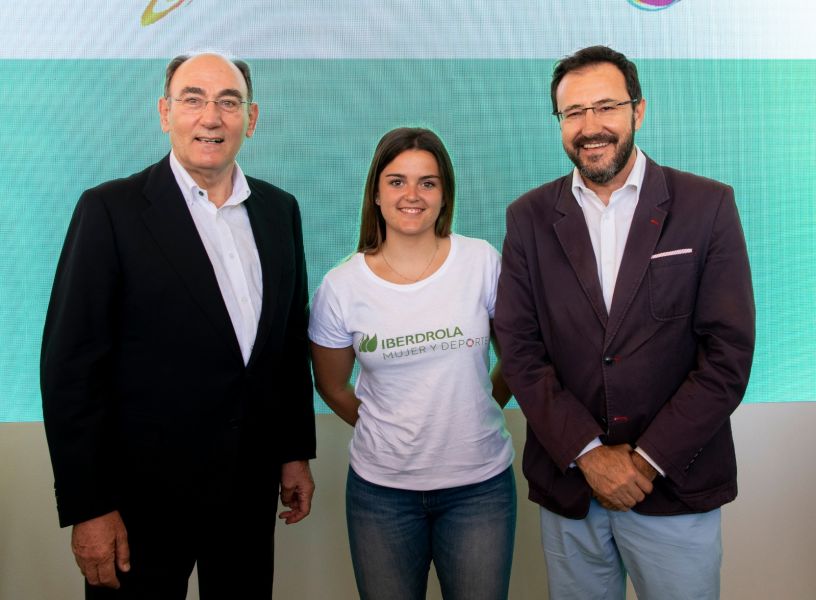 De izquierda a derecha: Ignacio Galán, presidente Iberdrola; Ana García, deportista; Miguel Ángel Machado, presidente RFETM.