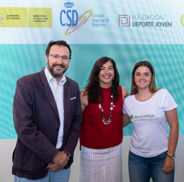 De izquierda a derecha: Miguel Ángel Machado, presidente RFETM; Maria Jose Rienda, presidenta del CSD; Ana García, deportista; 