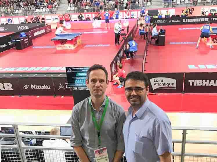 Carlos Zapata, árbitro Blue Badge, y Jesús David Corral, director deportivo de la RFETM, en el pabellón del Campeonato de Europa 2019