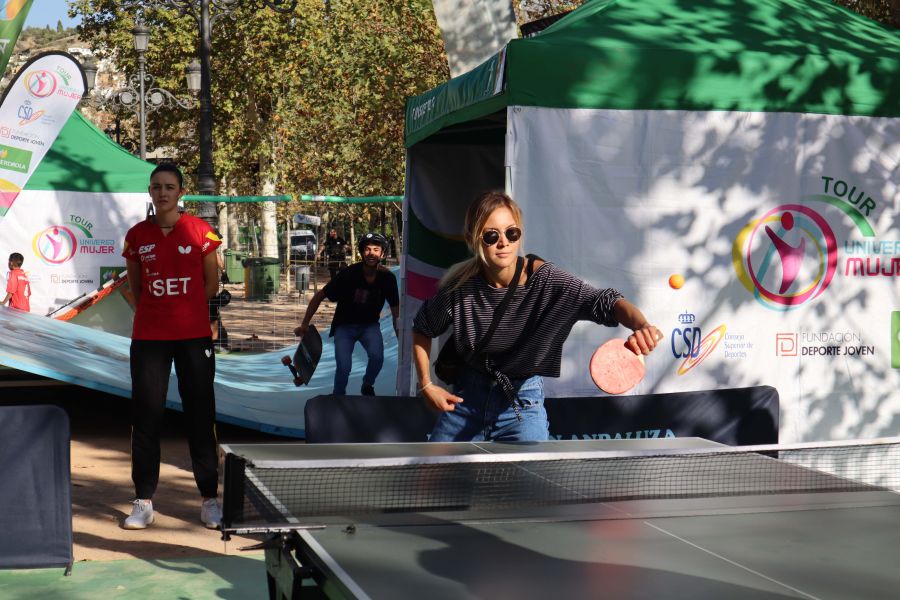 Gente practicando tenis de mesa en el Tour Universo Mujer en Granada