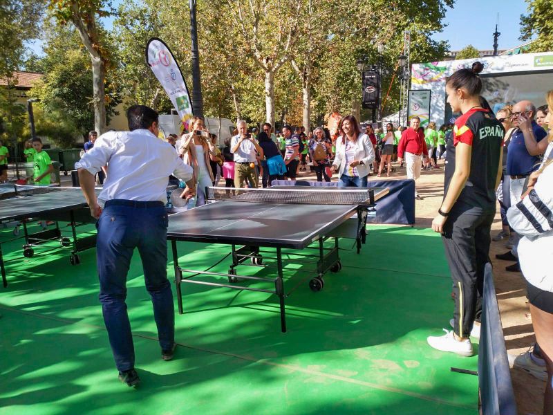 María Jose Rienda, presidenta del CSD, Luis Salvador, Alcalde de Granada, y practicando tenis de mesa en el Tour Universo Mujer en Granada