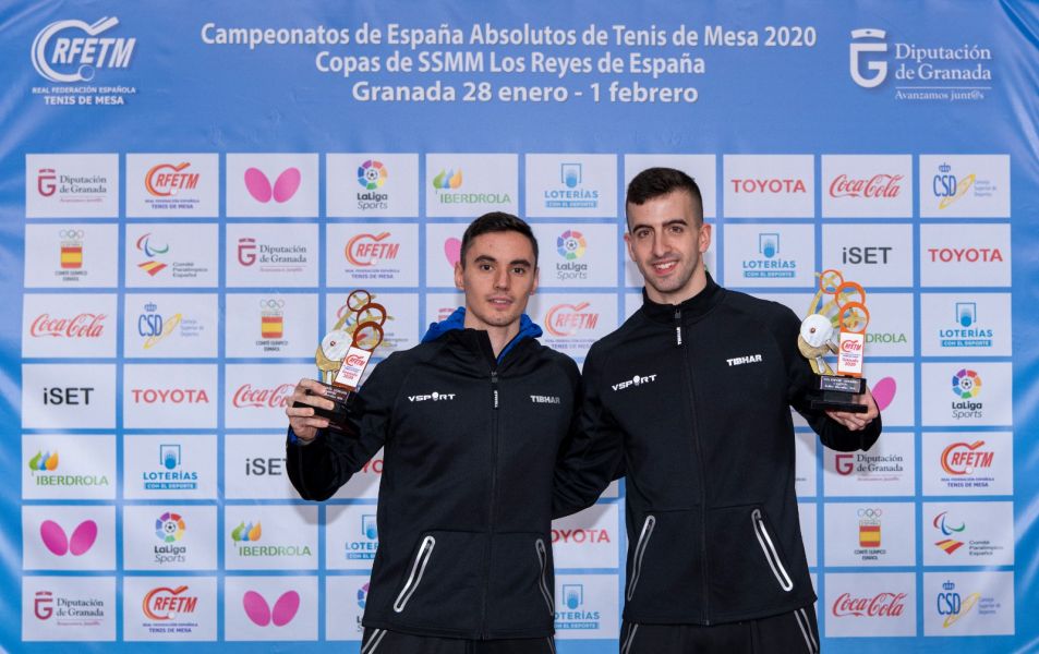 Miguel Ángel Vilchez y Carlos Franco posando con el trofeo de Campeones de España 2020 en dobles