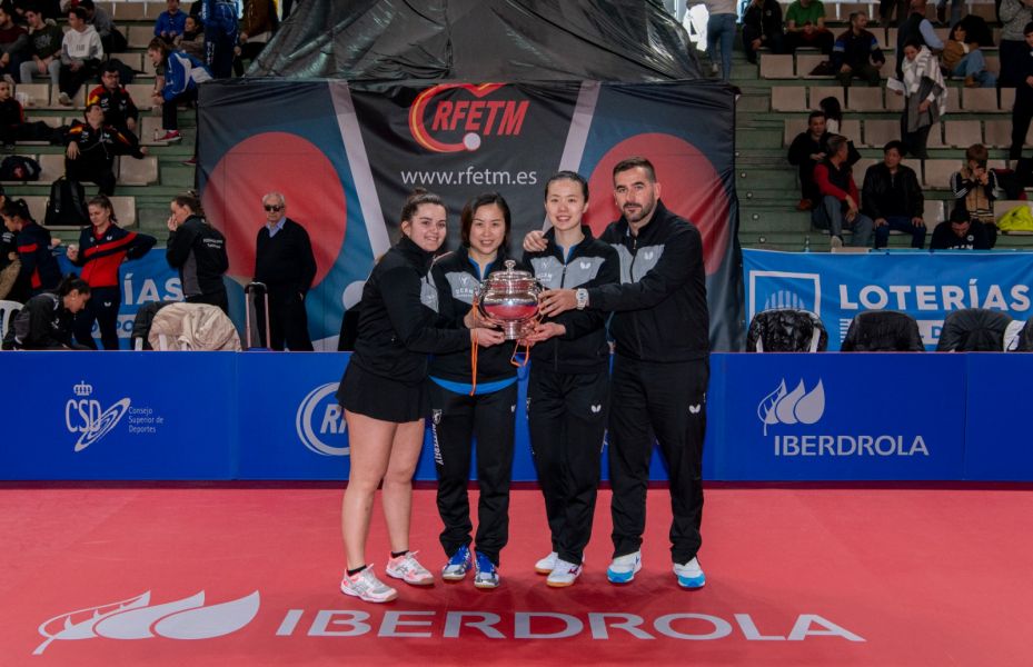 UCAM Cartagena TM posando con el trofeo de Campeón de la Copa de la Reina Iberdrola