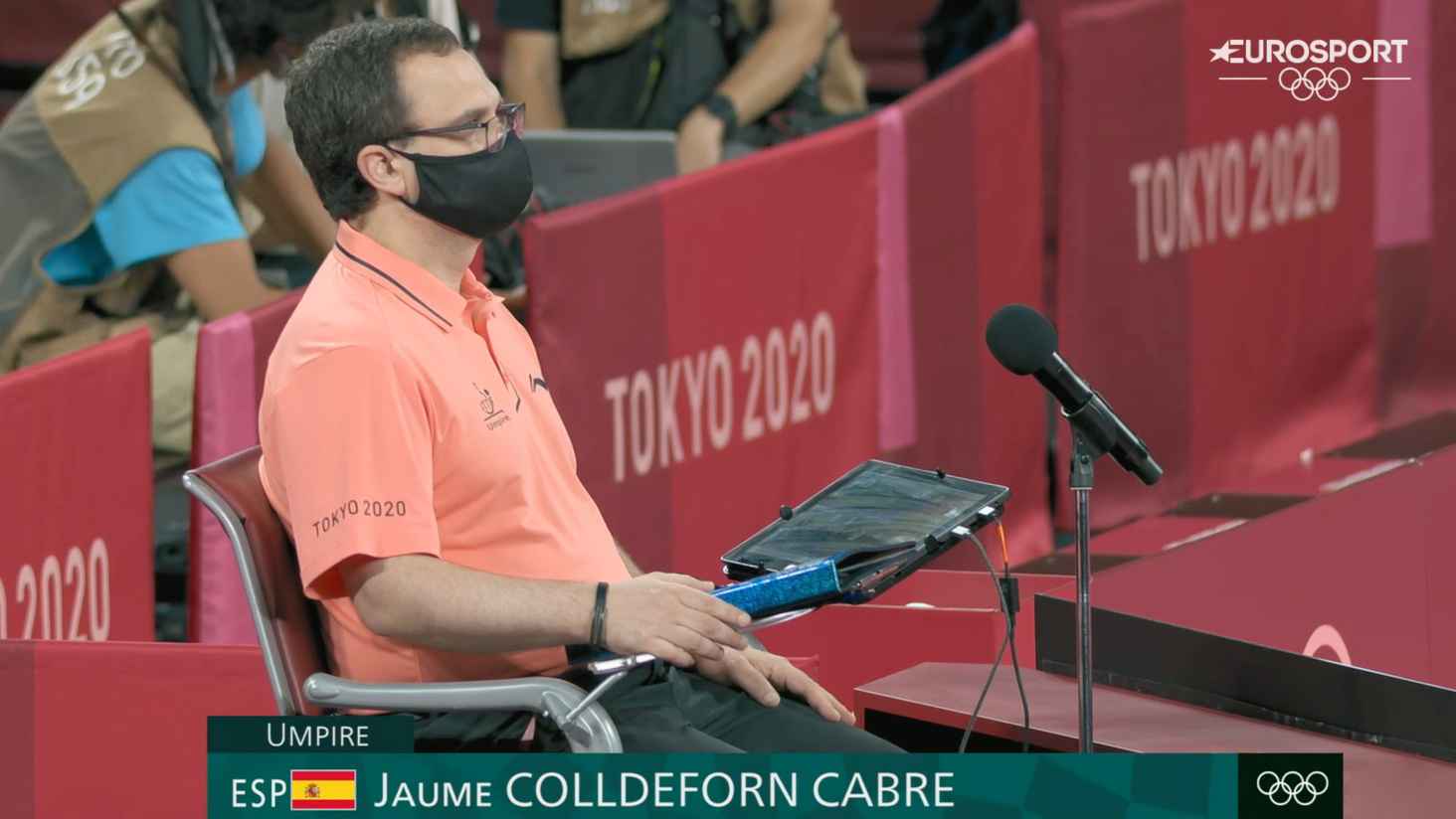 Jaume Colldeforn arbitrando la final de dobles mixto en los Juegos Olímpicos (Foto: Eurosport)