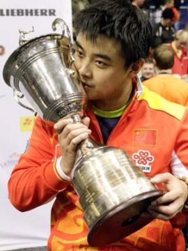 Wang Hao con la Copa del Mundo Masculina conseguida en la localidad alemana en 2010. (Foto: Guido Schiefer en www.ittf.com)