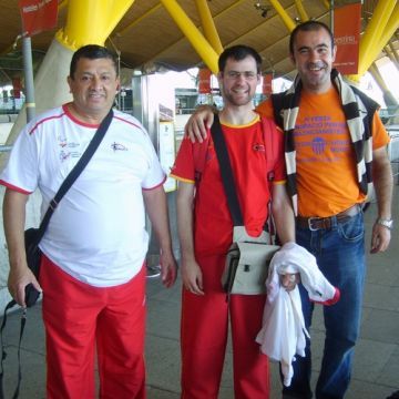 De izquierda a derecha, el técnico Adolfo Gómez y los jugadores Eduardo Cuesta y Oscar Ponce.