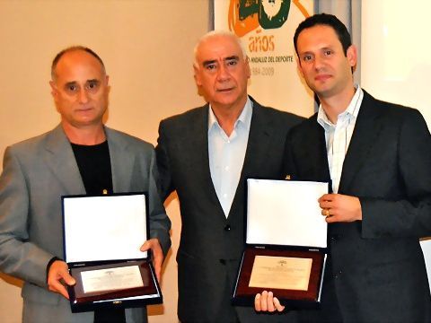 Luis Calvo del CajaSur Priego y David Corral del CajaGranada posan con el Consejero de la Junta de Andalucía.