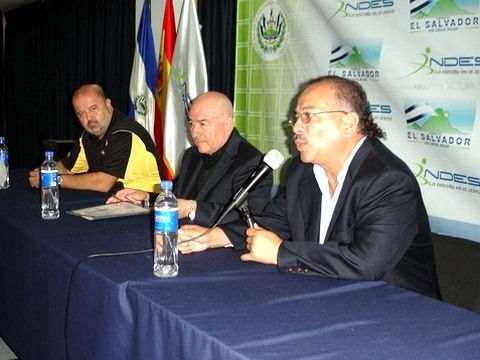José Morante, a la izquierda, junto a miembros de la Federación Salvadoreña.