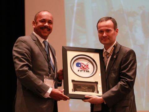 Iván Santos entregando la placa de reconocimiento de la FPTM al español Raúl Calín, Competittion Manager de la ITTF