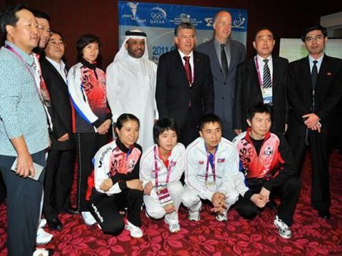 Autoridades con los ganadores de la Peace and Sport Table Tennis Cup 