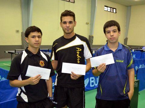 De derecha a izquierda el Campeón Nacional Juvenil 2012 Manuel Gómez, el subcampeón Brandon Echevarría y el tercer lugar Ricardo "Ricky" Jiménez