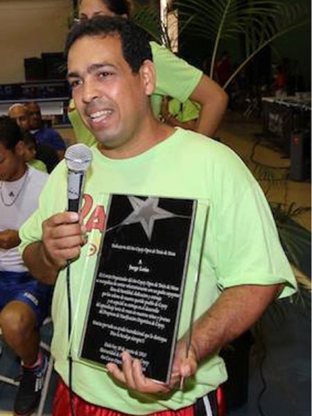 El homenajeado Jorge León se dirige al público, atletas y entrenadores