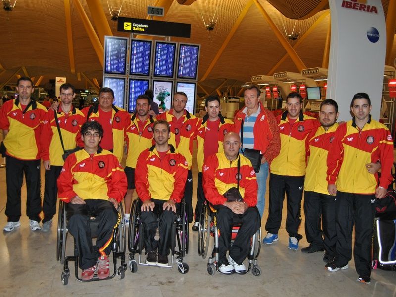 El equipo paralímpico español de tenis de mesa en el Aeropuerto de Barajas antes de su salida hacia Italia