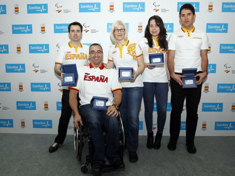 Álvaro Valera junto a otros deportistas que recibieron ayer sus respectivas tarjetas de salud. (Foto: COE)