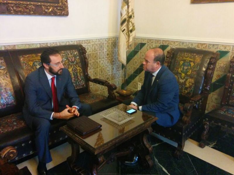 Miguel Ángel Machado con el el Alcalde del Excmo. Ayuntamiento de Antequera, D. Manuel Jesús Barón Ríos