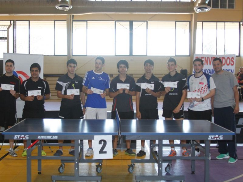 Los ganadores de premios en metálico del Abierto, acompañados en el extremo izquierdo por el Presidente/ Entrenador del Club Vaqueros de Bayamón  Profesor Gabriel “Gaby” López.