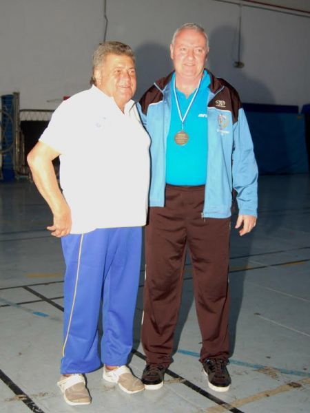 El Presidente de la Federación Tinerfeña de Tenis de Mesa, Urbano Barber con el campeón de +60 José Luís García Sanfrutos.