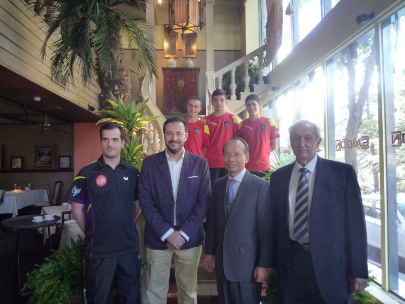 Representantes de la RFETM con el Cónsul de Taipéi en Madrid.