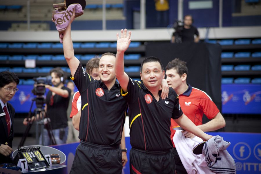 He Zhiwen "Juanito" y Carlos Machado celebrando este gran triunfo internacional. (Foto: CINCUENTACIENTOVEINTE)