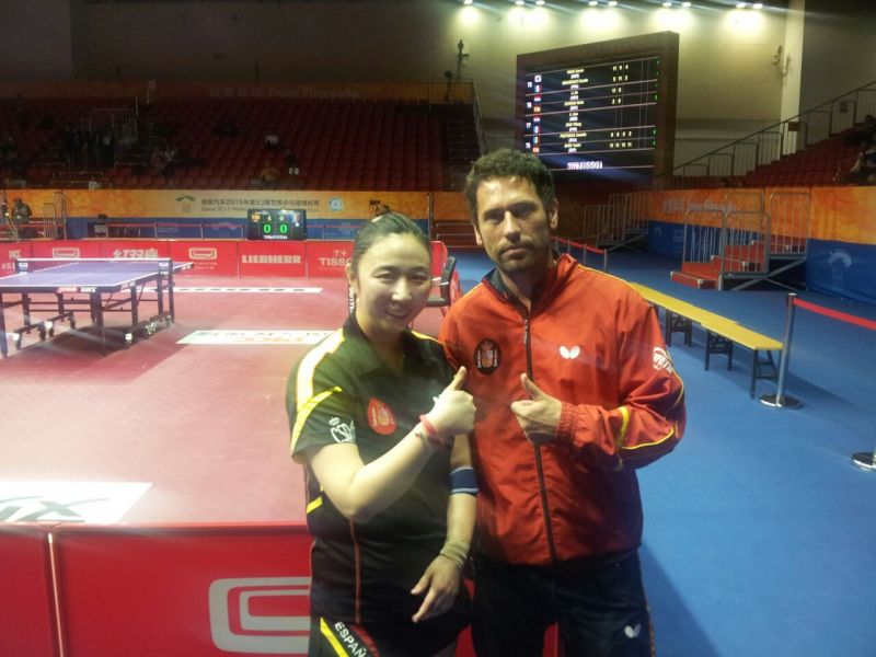 Yanfei con su compañera en dobles y el su entrenador español, Daniel Torres.