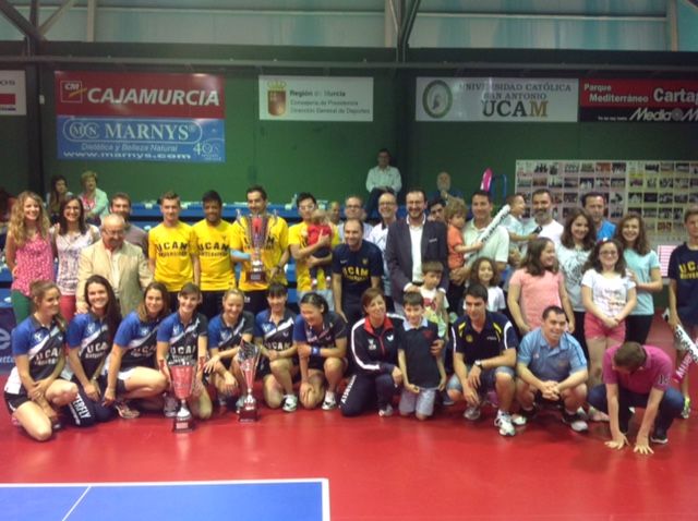 Los equipos del UCAM Cartagena con sus trofeos.