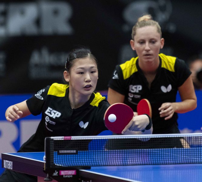 María Xiao y Galia Dvorak disputando el Liebherr European Table Tennis Championships 2018