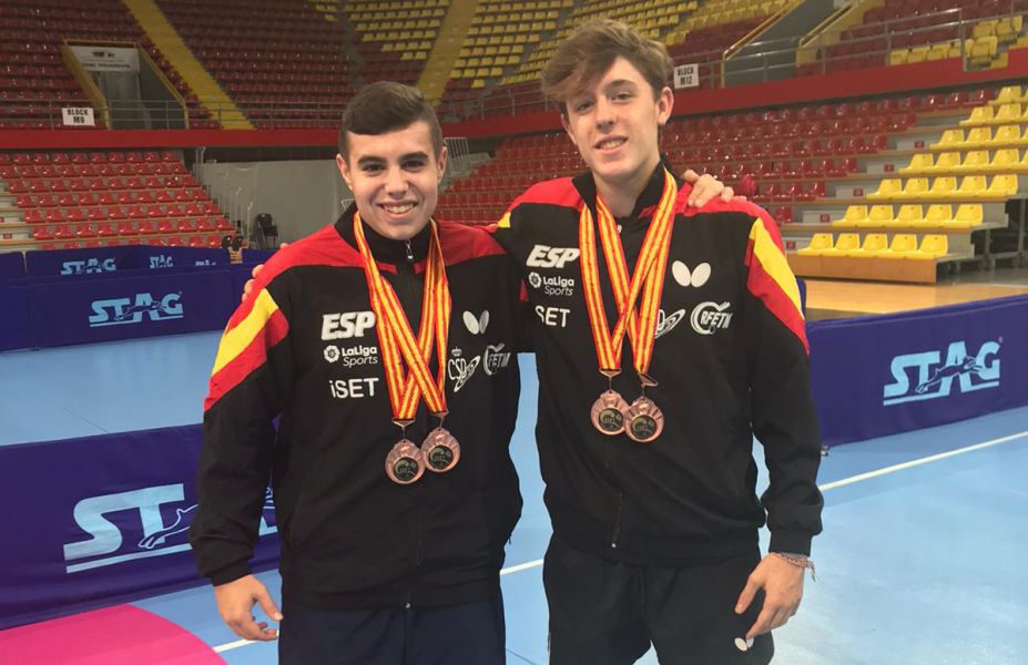 Pau Lloret y Eric Cintas posan con los dos bronces en Macedonia